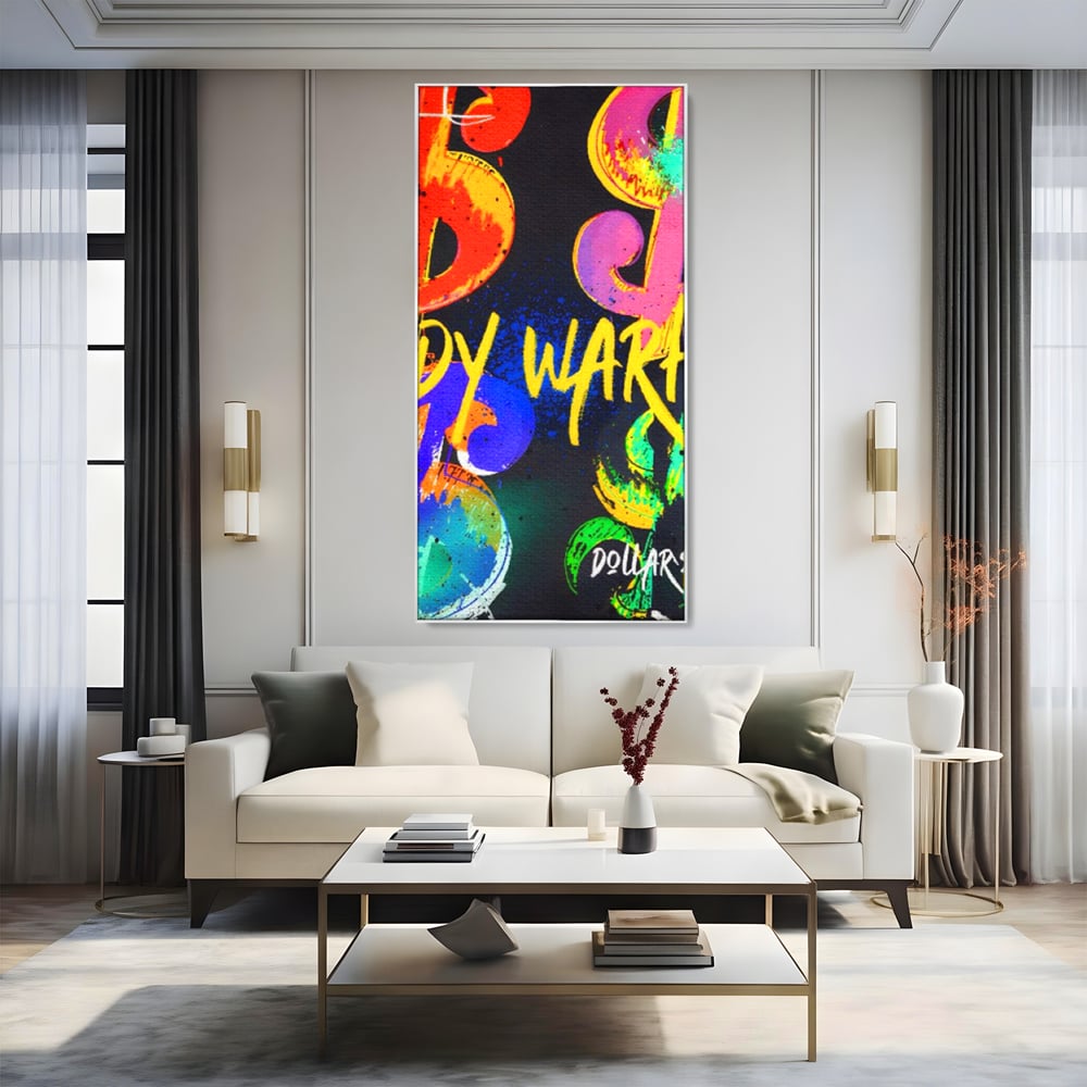 Tablou canvas cu tablou canvas cu simboluri dollar colorate, in rama de aluminiu argintiu, pe perete intr-un living